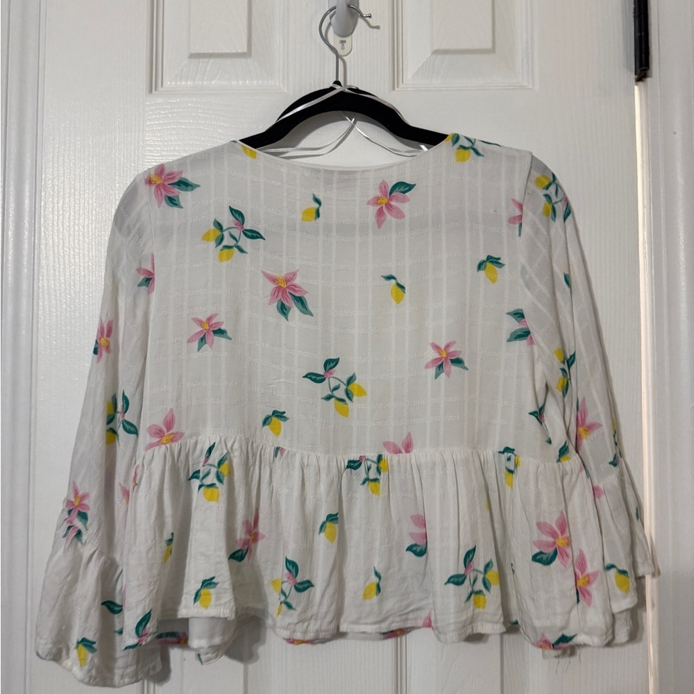 Sadie & Sage White and Yellow Flutter Sleeve Blouse - Picture 9 of 10